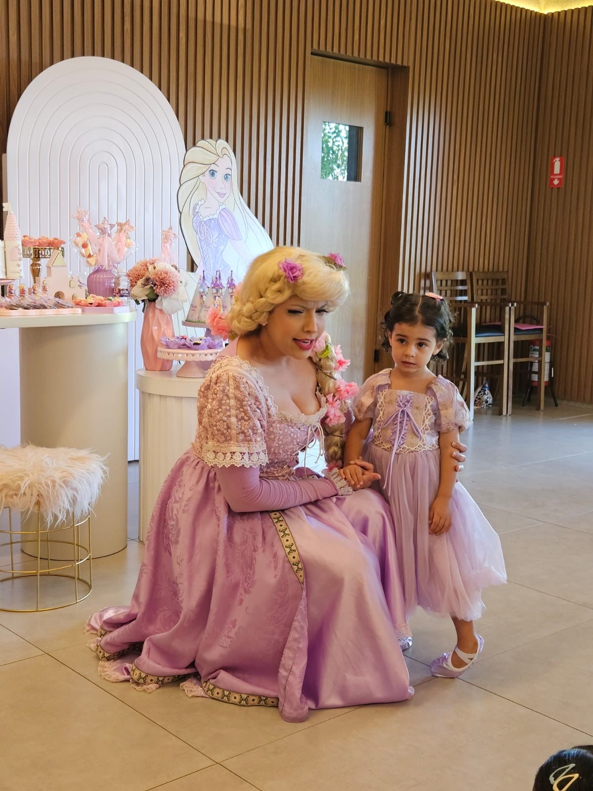 A Magia dos Personagens Vivos em Festas Infantis: Lidando com a Revelação da Fantasia