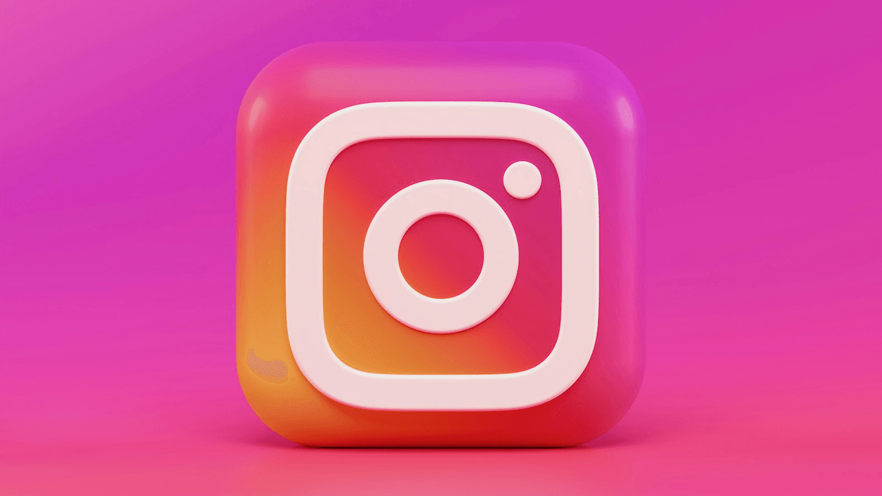 fotografia temática de celular com Instagram bio e vitrine de fornecedor de festa (sem tons rosa/azul forçados)